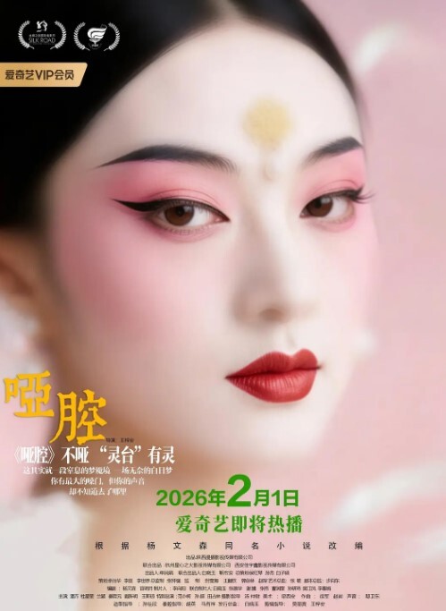 洗澡偷拍趁表妹洗头时候眼睛无法睁开的时候偷拍她洗澡可能女人第六感觉察觉到了表妹问谁在外面 - 真男人视频